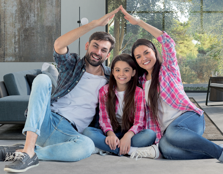 Familie mit schützenden Händen über dem Kind